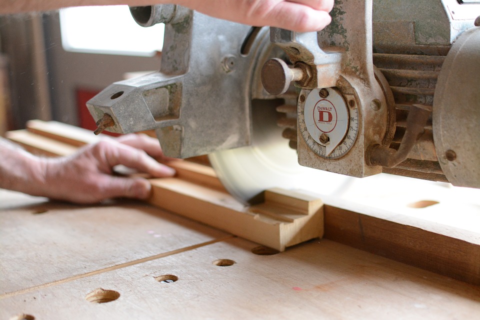 https://pixabay.com/en/machine-wood-retro-work-saw-2691439/